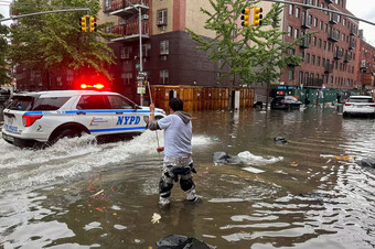 Đông bắc Mỹ mưa như trút, New York ban bố tình trạng khẩn cấp vì lũ lụt
