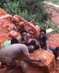 Nhóm thợ đào được ''tảng đá'' khổng lồ nghi là kho báu trị giá hàng triệu đô