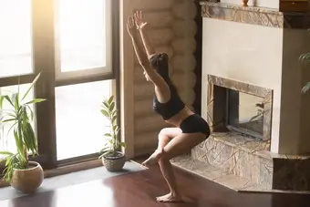 Động tác Yoga mô phỏng ‘cái ghế’ giúp siết mỡ bụng, săn chắc đùi hiệu quả