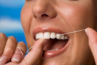 Phun môi có được đánh răng?