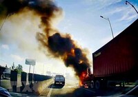 Xe container bốc cháy trên cao tốc TP.HCM-Long Thành-Dầu Giây