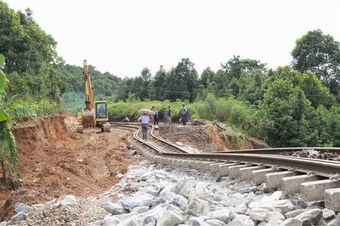 Thông tuyến đường sắt Hà Nội-Lào Cai sau 2 ngày tạm dừng vì sạt lở