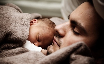 Trầm cảm sau sinh có thể xảy ra ở người cha