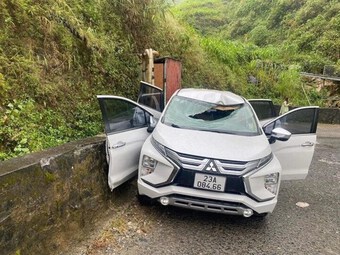 Hà Giang: Đá lăn từ trên núi xuống trúng xe ôtô khiến lái xe tử vong