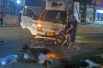 Va chạm giữa xe ôtô tải và xe máy, 3 người chết, 1 người thương nặng