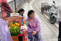 Vợ trẻ thẫn thờ ngồi ở chân cầu Bãi Cháy, thắp hương chờ tìm chồng