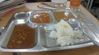 Bữa ăn canteen bị vạch trần khiến dư luận sốc: Không ai dám hình dung đây là suất cơm của học sinh cấp 3