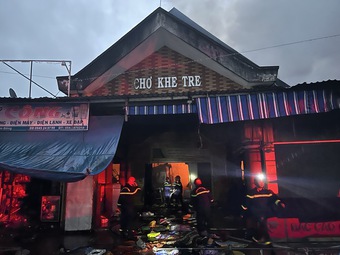 Cháy chợ Khe Tre (Thừa Thiên Huế): Tiểu thương bất lực nhìn 335 gian hàng bị thiêu rụi