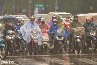 Người Hà Nội sáng nay &#39;hứng&#39; trọn mưa, rét, tắc đường