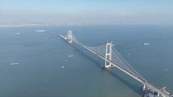 Trung Quốc: Siêu dự án cầu xuyên biển 6,7 tỷ USD lập kỷ lục thế giới lát nhựa chỉ trong 1 ngày