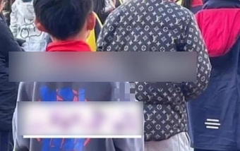 Bức ảnh chụp bóng lưng của một học sinh tiểu học lập tức gây bão mạng: Gia đình có "mỏ vàng" à?