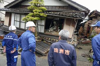 Người sống sót sau động đất ở Nhật Bản đối mặt với mưa băng giá, nguy cơ lở đất