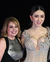 Cựu chủ tịch Miss Universe dọa kiện tỷ phú chuyển giới Thái Lan