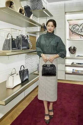 Kim Hee Sun cắt tóc bob để giảm 10 tuổi, diện váy denim và bốt, nhan sắc đạt đến tầm cao mới ở tuổi 47