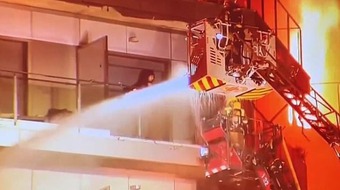 Hỏa hoạn nhấn chìm tòa chung cư: Thứ vật liệu quen thuộc trong xây dựng khiến lửa "được đà" bốc ngùn ngụt, gợi nhớ thảm kịch kinh hoàng năm 2017