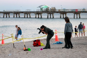 Bé gái 7 tuổi tử nạn khi đang chơi đào cát trên bãi biển ở Mỹ
