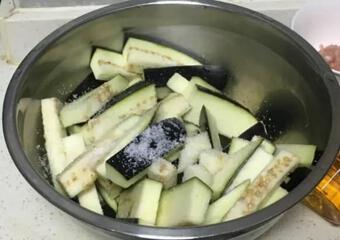 Khi xào cà tím, nhớ đừng cho dầu vào trước, thêm 2 bước nữa cà tím sẽ không bị ngấm dầu hoặc chuyển sang màu đen, ăn rất ngon