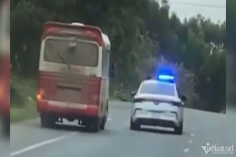 Tài xế xe khách chạy quá tốc độ, tông ôtô của cảnh sát