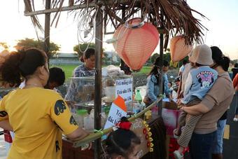 Chợ quê giữa đồng lúa xanh mướt bán trăm món ngon, đón nghìn khách mỗi ngày