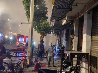 Cháy cửa hàng đồ gỗ ngay cửa ngõ sân bay Tân Sơn Nhất, 1 người đi cấp cứu
