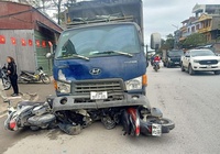 Ôtô tải tông hàng loạt xe máy ở Hà Nội, một người tử vong