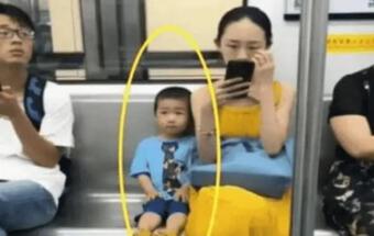 Cậu bé 3 tuổi trên tàu điện ngầm bỗng trở nên nổi tiếng vì nghiêm túc ngồi vào chỗ của mình, cư dân mạng: Đây là giáo dục!