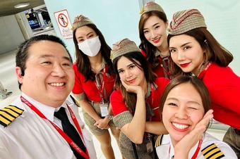Thai phụ đột ngột chuyển dạ trên chuyến bay VietJet, phi hành đoàn thực hiện màn đỡ đẻ "diệu kỳ" khiến toàn bộ hành khách thán phục