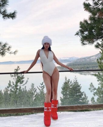 H''Hen Niê - Phạm Hương cùng mặc bikini giữa tuyết: Hoa hậu quốc dân ''lép vế'' vì 1 lý do?