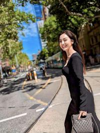 Jennifer Phạm khoe dáng ở Úc, fan tò mò bí quyết chăm sóc body và da