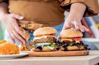 Thường xuyên ăn đồ ăn mang về có hại cho cơ thể như thế nào? Làm thế nào chúng ta có thể giảm bớt những tác hại này?