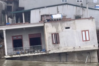 Sạt lở bờ sông Cầu ở Bắc Ninh, một căn nhà bị nhấn chìm