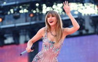 Taylor Swift hát live 44 bài, Celine Dion hát hơn 1000 show trong tour đều không mệt hay mất giọng nhờ vũ khí "bí mật"
