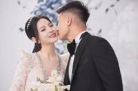Bộ ảnh cưới của Quang Hải và Chu Thanh Huyền, lộ khoảnh khắc ''môi kề môi'' cực tình