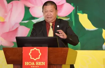 Chủ tịch Hoa Sen hoãn xuất gia, truyền ''ghế nóng'' cho ''ái nữ'' sinh năm 2001