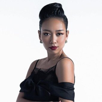 Nữ ca sĩ nổi tiếng showbiz Việt bị bắt gặp ''quậy nát'' quán nhậu, nhiều khách đứng hình