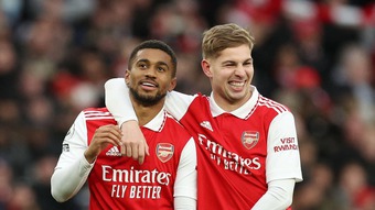 Arsenal chia tay 3 ngôi sao trên hàng công