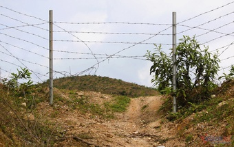 Nhiều đoạn rào cao tốc Cam Lộ - La Sơn bị phá