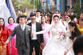 Hé lộ giá trị váy cưới của bà xã Quang Hải, con số khủng cỡ nào?