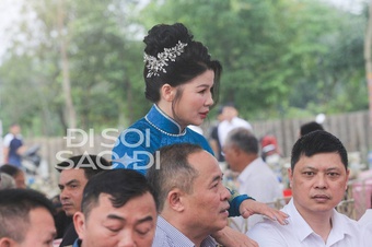 Mẹ chú rể Quang Hải vui như Tết trước giờ đi đón con dâu, chụp ảnh tạo nhiều dáng "khó đỡ"!