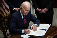 Mỹ: Tổng thống Joe Biden ký gói ngân sách 1.200 tỷ USD, ngăn tình huống chính phủ phải đóng cửa