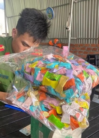 Ăn kẹo lạ không rõ nguồn gốc, 15 học sinh Quảng Ngãi ngộ độc