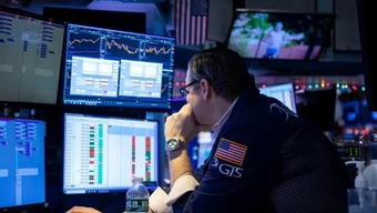 Chứng khoán Mỹ xuất hiện áp lực điều chỉnh, Dow Jones mất hơn 300 điểm