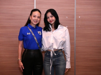 Khung hình quyền lực: Lisa (BlackPink) rạng rỡ bên Madam Pang, nhan sắc nữ Chủ tịch bóng đá Thái Lan ở tuổi 58 trẻ trung ngỡ ngàng