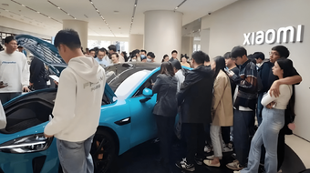 Khách Trung Quốc xếp hàng xuyên đêm đợi lái thử Xiaomi SU7