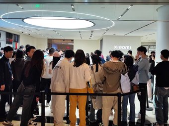 Người Trung Quốc hào hứng với xe điện Xiaomi: Xếp hàng tới 3h sáng để được lái thử, nhân viên chỉ được ngủ 2 tiếng/ngày