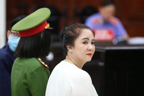 Hình ảnh bà Nguyễn Phương Hằng tại tòa sáng nay