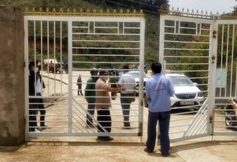 Học sinh ở Lâm Đồng phải chui rào kẽm gai đến trường