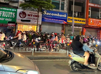 Thanh niên bế bé gái đứng giữa đường chặn ô tô hô tất cả ''''quỳ xuống'''', tấn công người đi đường ở Hà Nội