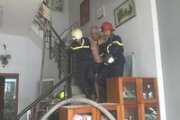 Cứu cụ ông 71 tuổi trong căn nhà cháy ở quận Gò Vấp