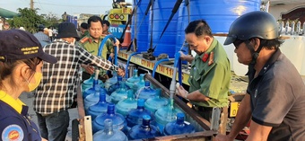 Công an Tiền Giang dùng bồn chữa cháy ''cứu khát'' người dân